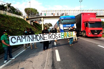 Camioneros protestan ayer en la