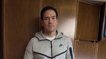 Marco Rubio posa desde el avión presidencial rumbo a China con el chándal que llevaba Maduro tras su captura