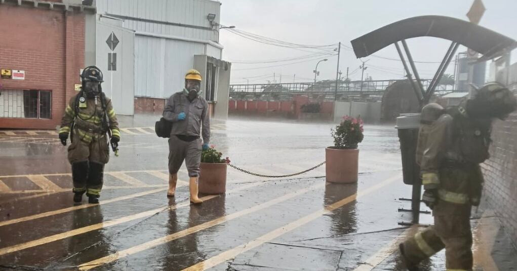 La situación fue contenida en un lapso cercano a las dos horas, durante el cual se evacuó a los presentes y se trabajó en la neutralización del gas corrosivo con apoyo del Cuerpo de Bomberos de Bogotá - crédito Cuerpo de Bomberos Bogotá