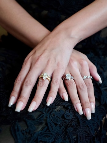 La manicura en tono milky aportó frescura y contraste frente al diseño oscuro del vestido (renatocampora)