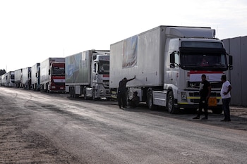 Camiones con ayuda para Gaza en el cruce de Rafah ((Ahmed Gomaa / Xinhua News)