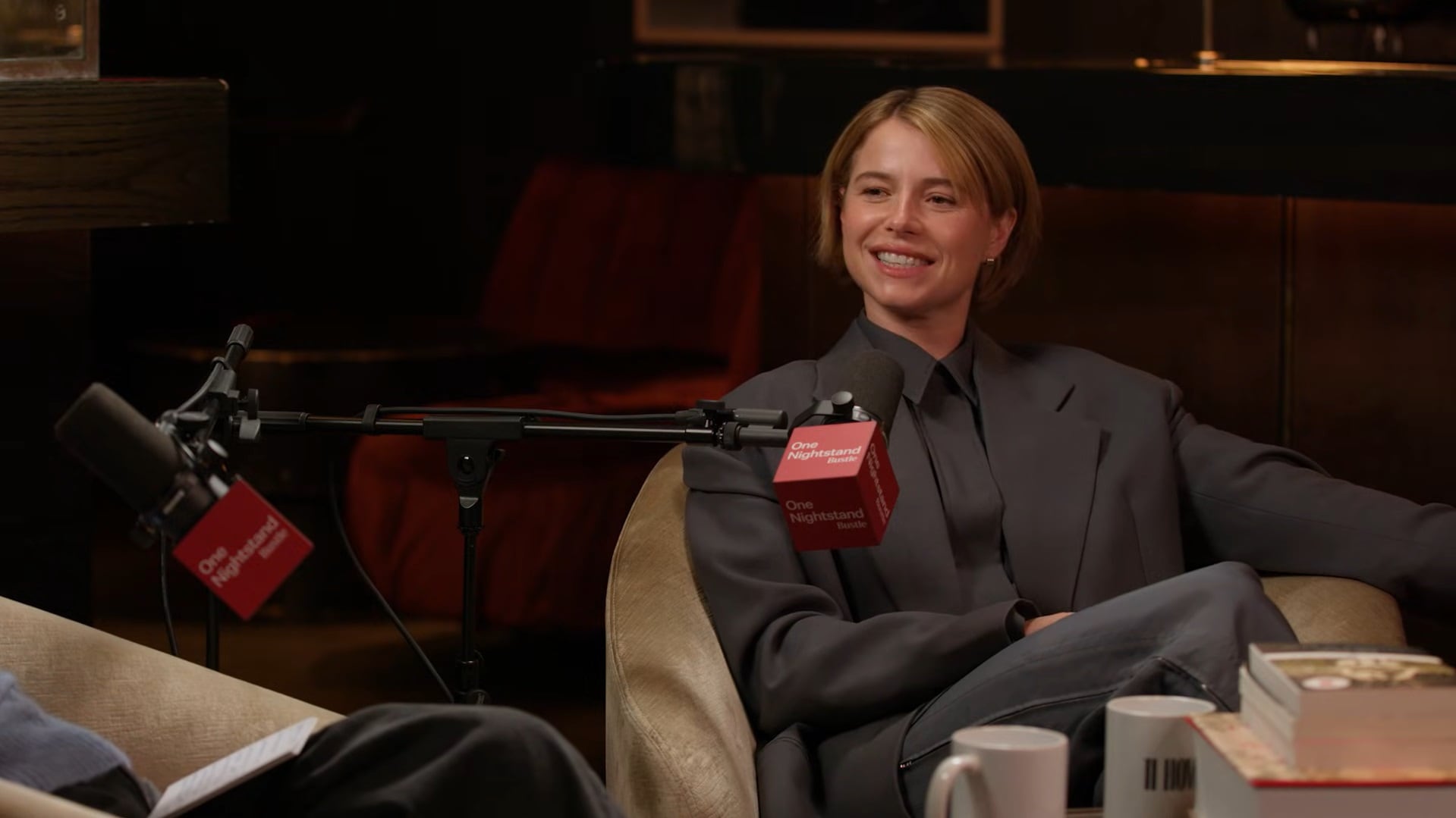 Jessie Buckley destaca la influencia de Shakespeare en su carrera actoral y su proceso creativo en cine y teatro (YouTube: Bustle)