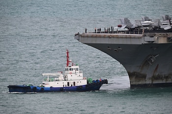 El portaaviones de propulsión nuclear estadounidense USS Abraham Lincoln (CVN-72) se observa frente al puerto de Laem Chabang, cerca de la ciudad de Pattaya, el 2 de septiembre de 2026 (ANTHONY WALLACE/AFP)