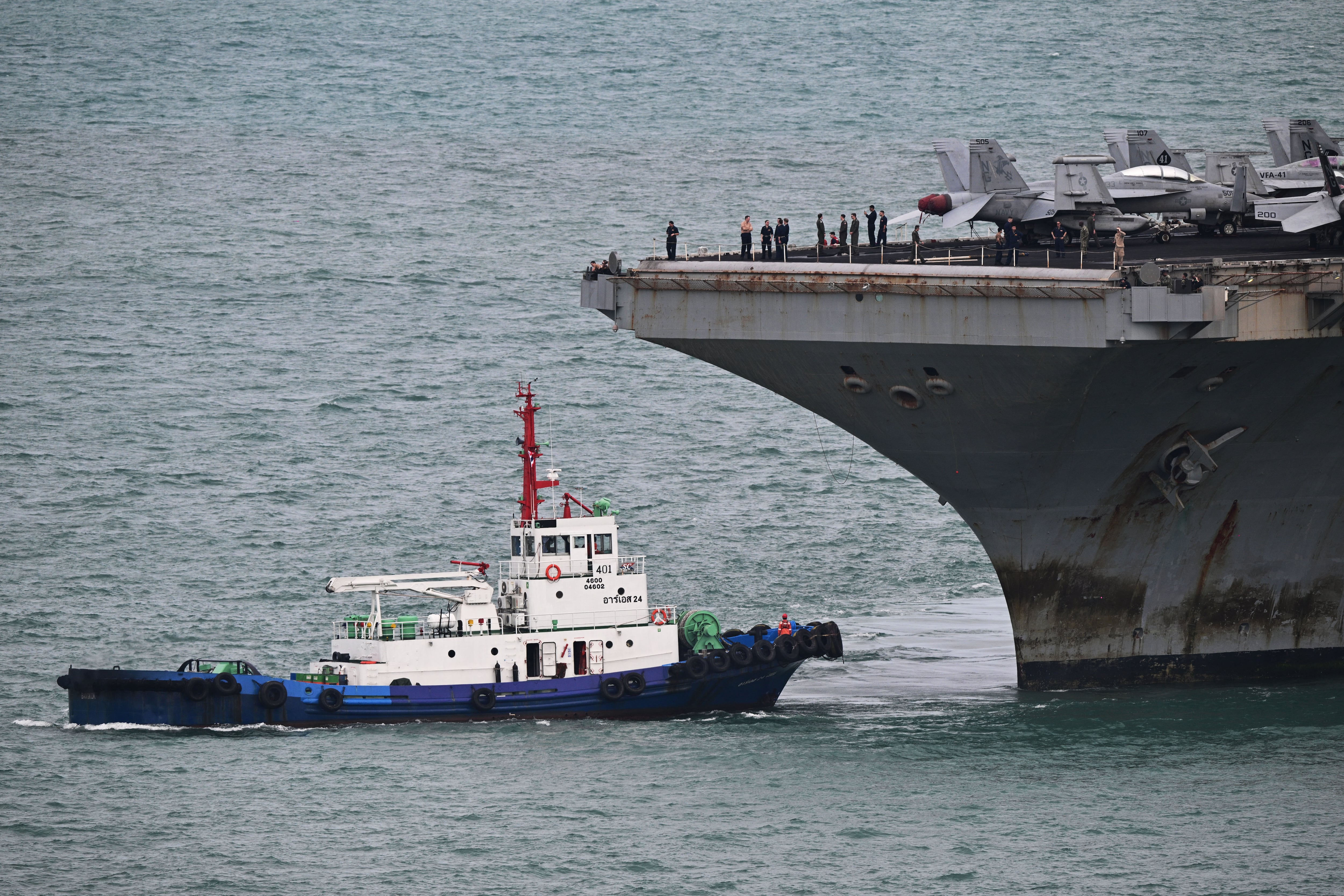 El portaaviones de propulsión nuclear estadounidense USS Abraham Lincoln (CVN-72) se observa frente al puerto de Laem Chabang, cerca de la ciudad de Pattaya, el 2 de septiembre de 2026 (ANTHONY WALLACE/AFP)