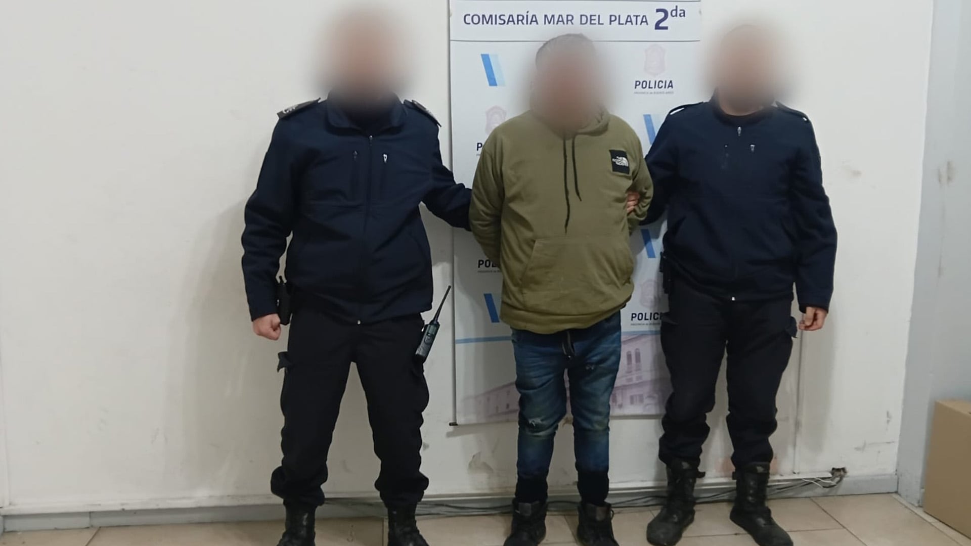 El hombre luego de la detención por causar destrozos en el hotel