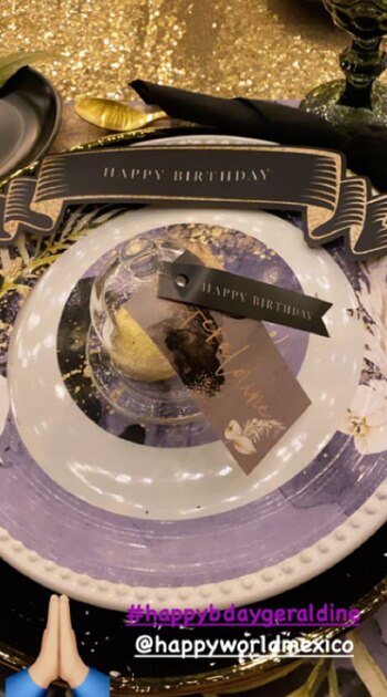 La actriz decoró la vajilla