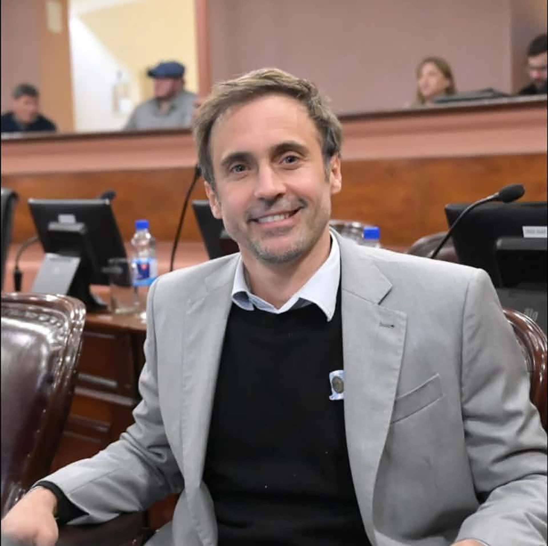 El diputado provincial Juan Manuel Ríos permanece sentado en su banca durante una jornada en el recinto legislativo.