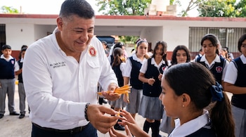 Un apoyo de apenas dos lápices desató cuestionamientos sobre la ayuda a los estudiantes.