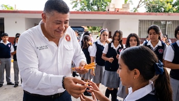 Diputado de Morena recibe burlas y críticas por presumir apoyo escolar con la entrega de dos lápices por alumno