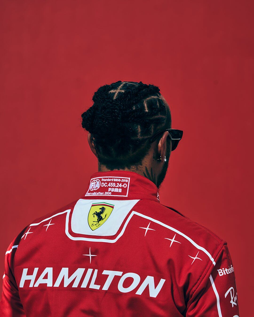El traje de los pilotos contará con siete estrellas en homenaje a los títulos de Michael Schumacher (@ScuderiaFerrari)