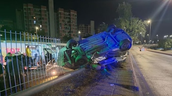 Perdió el control, chocó contra el Ministerio de Ciencia y Tecnología de Córdoba y el auto quedó dado vuelta