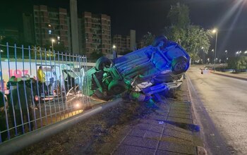El Citroën C4 quedó con las cuatro ruedas hacia arriba sobre la calzada, frente al ingreso del Ministerio de Ciencia y Tecnología