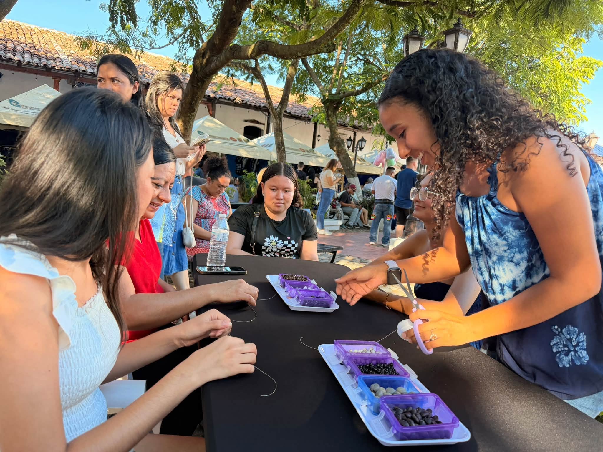 Quienes asistieron al colorido y colonial distrito tuvieron la oportunidad de participar en talleres (Foto cortesía alcaldía de Cuscatlán Norte)