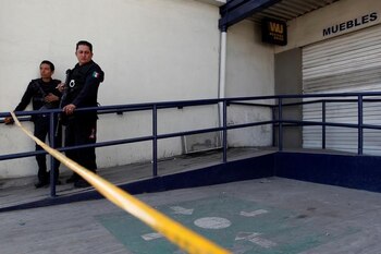 Los policías fueron agredidos tras