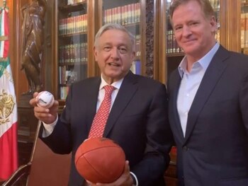 AMLO con Roger Godell, alto