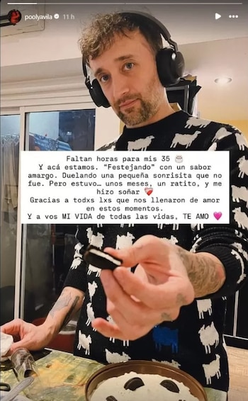 Hombre con barba y auriculares, suéter negro con ovejas, extiende una galleta Oreo; un postre y texto superpuesto en el fondo