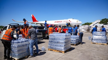 El Salvador envió el segundo avión completando 100 toneladas de ayuda a Colombia tras el sismo