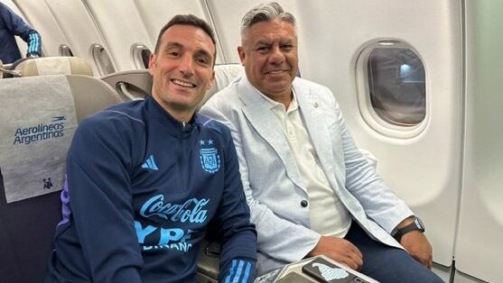 Claudio Tapia, presidente de la AFA, junto a Lionel Scaloni, entrenador de la selección argentina