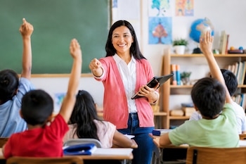 La SEP anunció un aumento salarial de hasta 10% para maestras y maestros de educación básica en México; el ajuste comenzará a reflejarse en las próximas quincenas de 2026