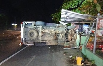 Un conductor impactó un pick up alquilado contra un chalet en el kilómetro 36 de la carretera Troncal del Norte. (Foto cortesía Policía Nacional Civil)