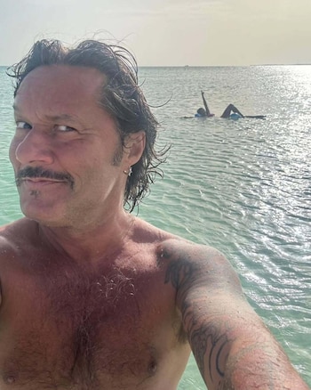 El cantautor, en un momento descontracturado, con una mueca para la cámara durante las vacaciones