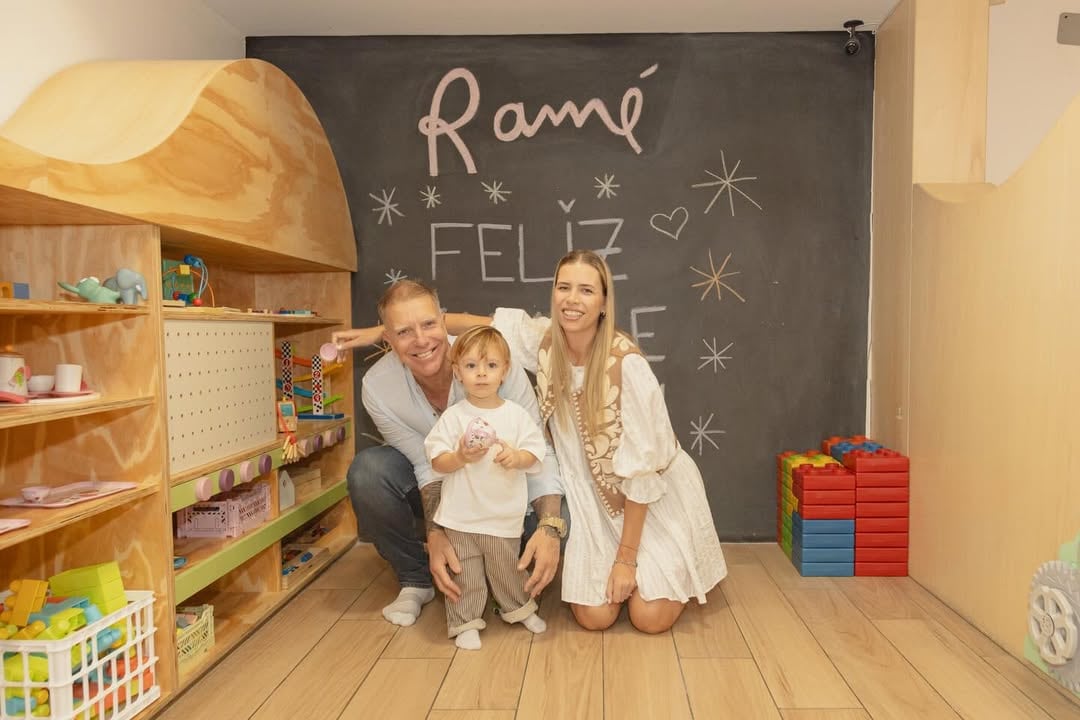 El ambiente de la fiesta infantil se caracterizó por la interacción constante entre niños y adultos y la presencia de una locomotora de juguete