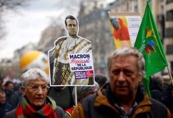 “Parar Francia” es el lema de la sexta jornada de movilización. En la pancarta se puede leer "Macron, desprecia la república" (REUTERS)