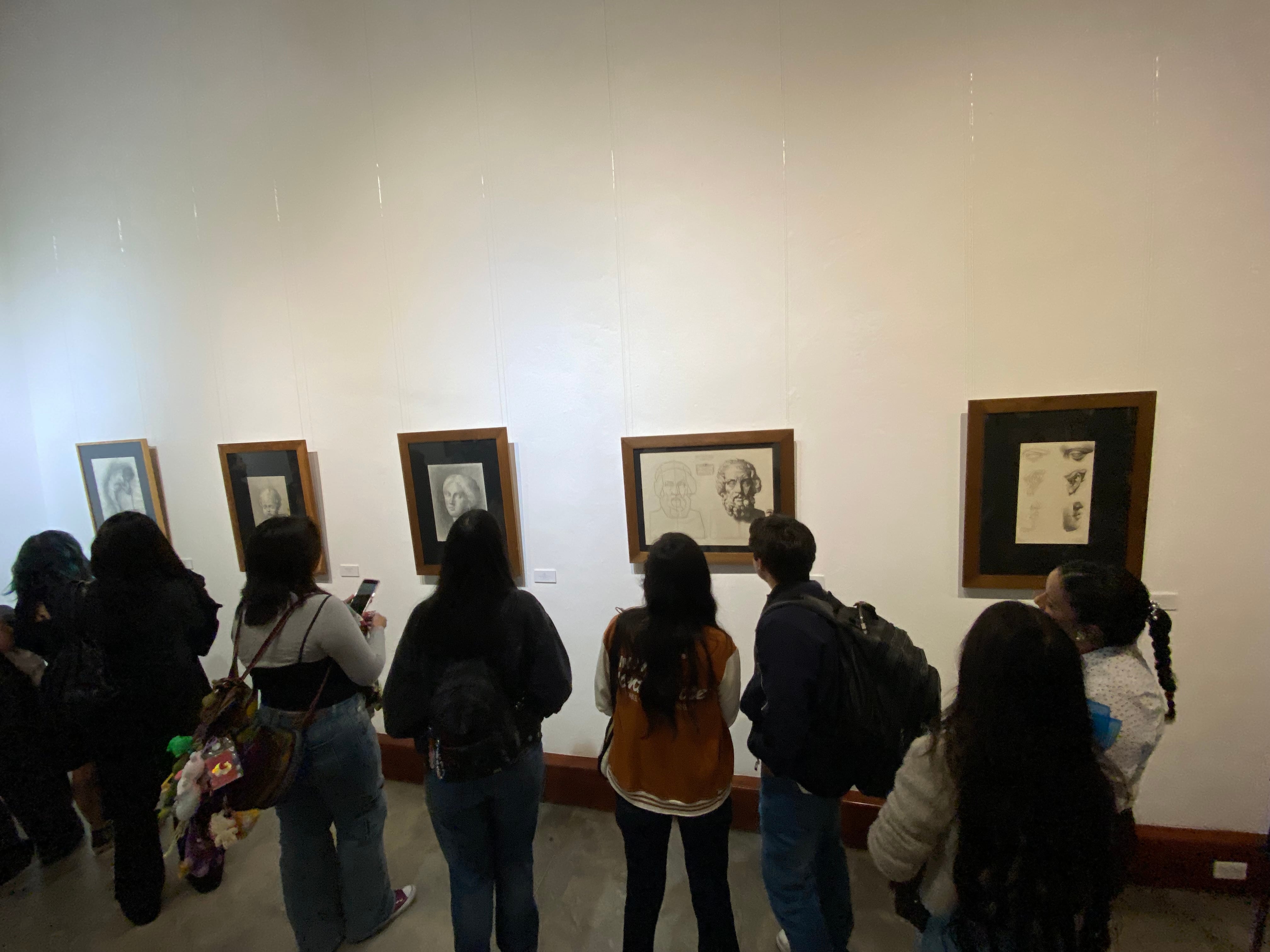 La Academia de San Carlos exhibe hasta el 23 de octubre una muestra colectiva sobre dibujo contemporáneo de modelo, que por primera vez reconoce el trabajo de los referentes que posan para los artistas. (Cinthia Salvador / Infobae)