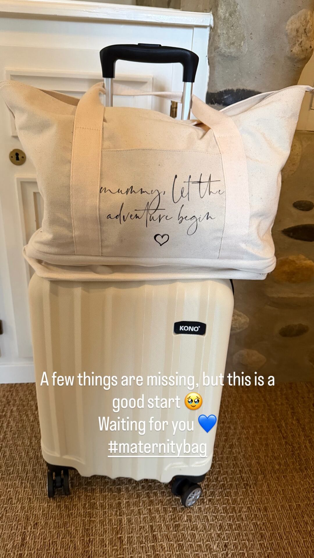 Una bolsa personalizada y una valija aguardan el momento del parto en la casa de Daniela Christiansson (Instagram)