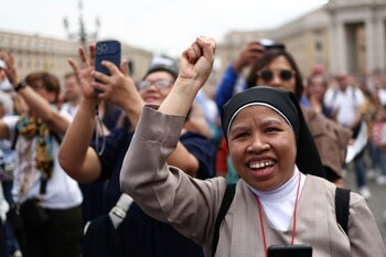 Una monja asiste a una