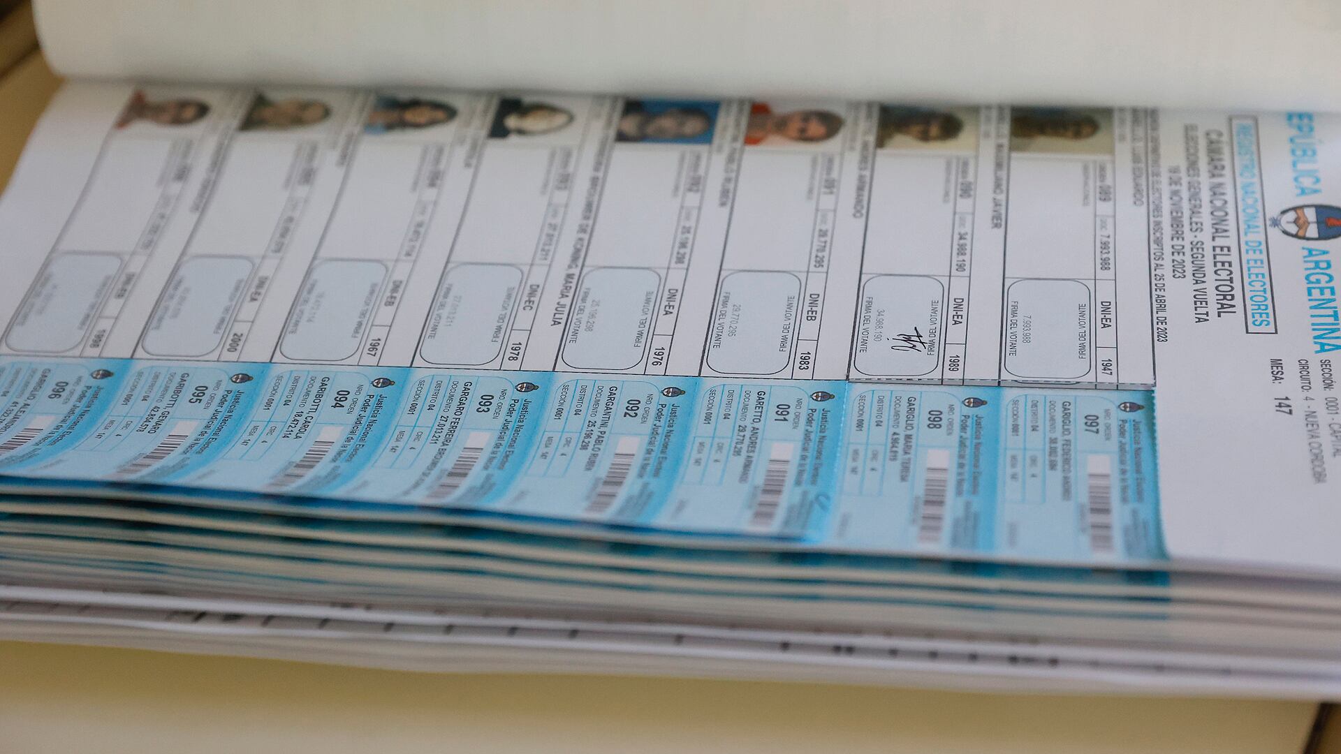 La custodia y traslado de urnas estuvo a cargo de fuerzas de seguridad locales y federales para garantizar la transparencia (Crédito: Mario Sar)