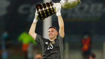 Dibu Martínez volvió a amargar