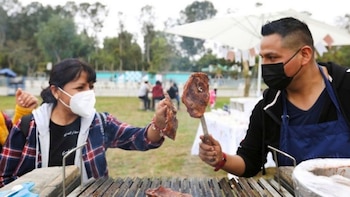 Papas doradas, camotes y choclo