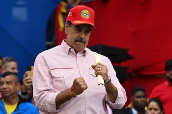 Nicolás Maduro baila durante un