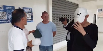 Los conscriptos y sus familiares al momento de ingresar la denuncia. (Ecuavisa)