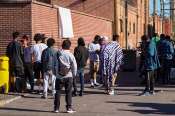 Decenas de inmigrantes esperan en un callejón en las afueras de la Iglesia de Sagrado Corazón de Jesús, en la ciudad de El Paso, Texas EE.UU.. EFE/Jonathan Fernández