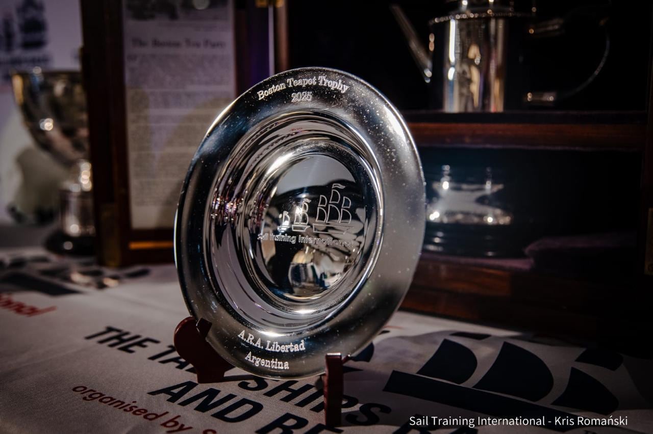 La preparación incluyó reuniones diarias para analizar pronósticos meteorológicos y definir la mejor ruta posible para la regata