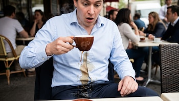 ¿Manchas de café en la ropa? Prueba este truco casero con vinagre y bicarbonato