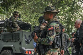 Militares venezolanos en la Amazonía