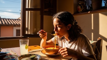 Por qué tomar café o caldo puede ayudar en temporada de calor