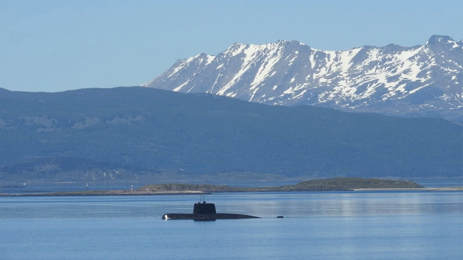 El ARA San Juan, comandado por el capitán Fernández, durante la navegación de protocolo en Ushuaia con jueces y políticos locales (Gentileza: CN -RE- Carlos Frank)