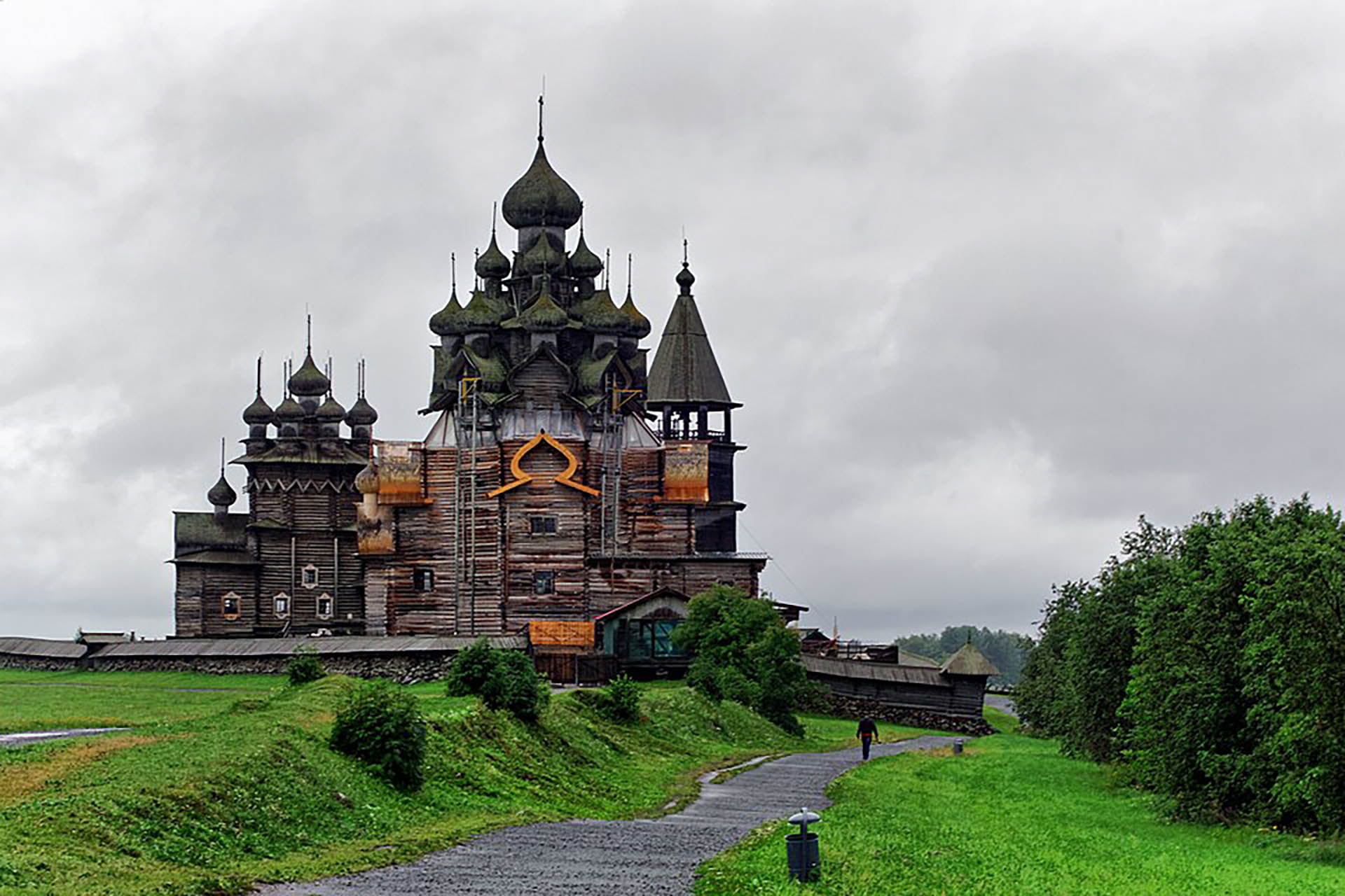 La Iglesia de la Transfiguración, en la isla de Kizhi, reúne 22 cúpulas de madera frente al lago Onega (Alexxx1979 / Wikimedia Commons, CC BY-SA 4.0)