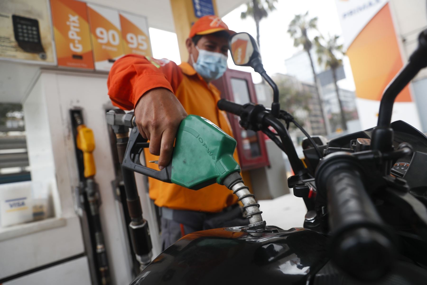 Crisis de combustibles en Perú: gobierno declara emergencia por alza de precios