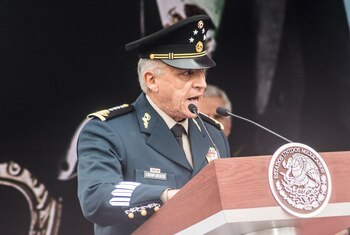 Salvador Cienfuegos se mantiene como