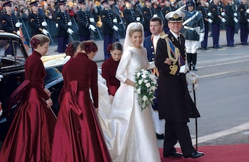 Máxima y Guillermo entraron en la imponente iglesia de Nieuwe Kerk mientras sonaba la marcha nupcial. Como marca la tradición holandesa, la novia llegó al altar del brazo de su prometido