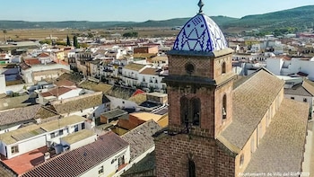 El pueblo andaluz que nació entre dos provincias y tiene un puente que las une: de su pasado romano a la visita de Carlos III
