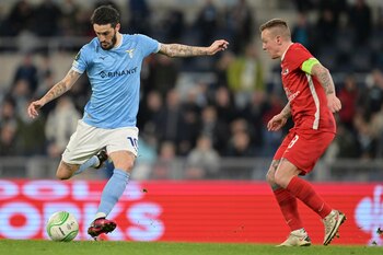 Luis Alberto, de la Lazio, remata durante un partido de la Europa Conference League ante AZ Alkmaar, el martes 7 de marzo de 2023, en Roma (Alfredo Falcone/LaPresse via AP)