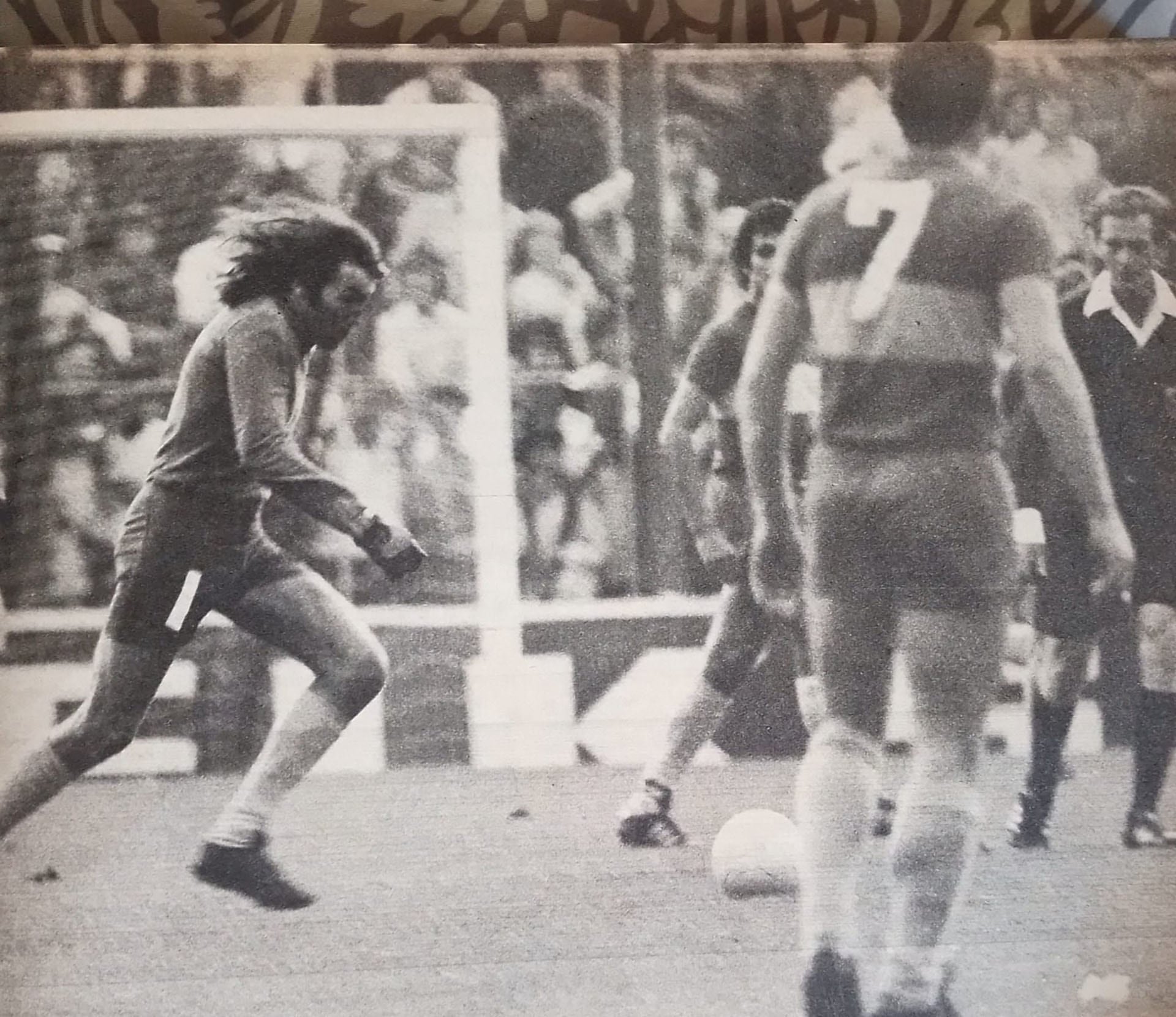 Una foto inhabitual en la carrera del gran Loco Gatti, pero común en el Nacional '76. Después de la primera fecha, fue sancionado por usar su tradicional vincha. Cuando regresó, disputó varios partidos así