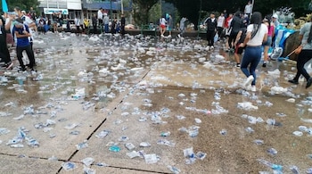 El gobernador Mauricio Benard advirtió que lanzar bolsas con agua u otros objetos durante las antorchas será considerado una agresión con consecuencias legales.