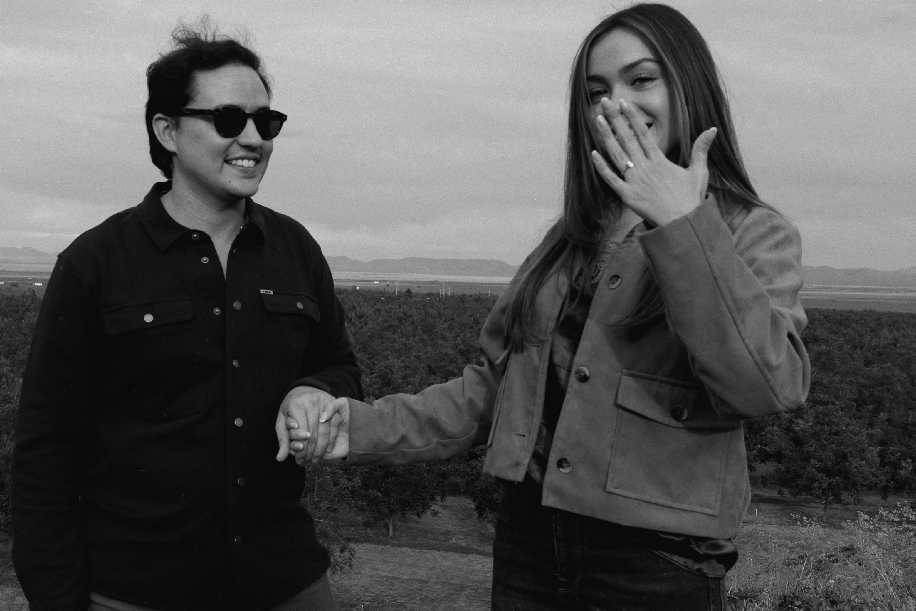La cantante Angie Vázquez muestra su anillo de compromiso tomada de la mano de su pareja Diego Talamas en un entorno campestre. (@angieevazquezz)